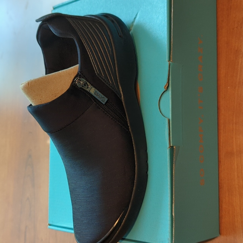 BZEES Axis Sneakers